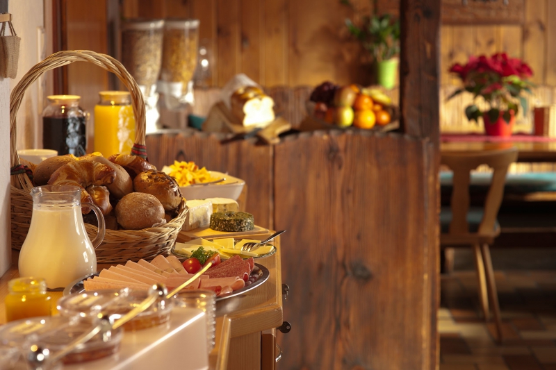 restaurant-POURRIERES-min_breakfast-801827